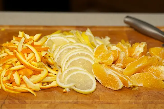 Separate the pulp and peel of oranges, thinly slice the whole lemon and orange peel.