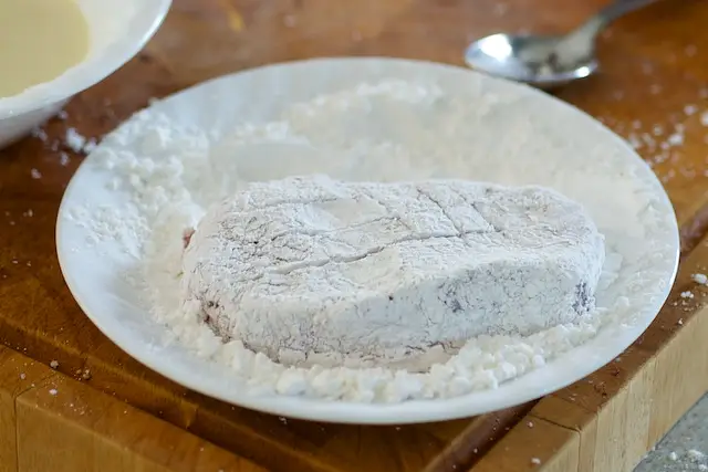 Coat 1 chop with the cornstarch, shake off the excess. 