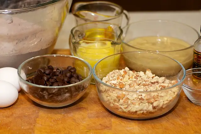 Now you need these a few ingredients including the cake mix.