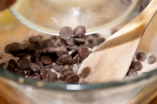 Combine cake mix, almonds and cinnamon in a large bowl. 