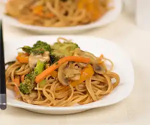 Chinese Stir-fry Noodles with Fresh Vegetables