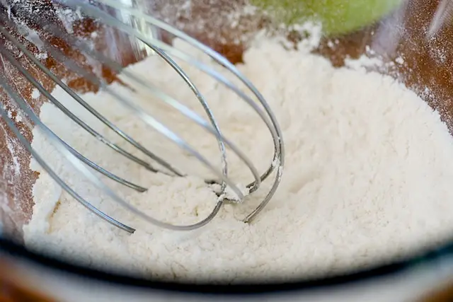 In a medium bowl, add the flour, sugar and salt, whisk well. 