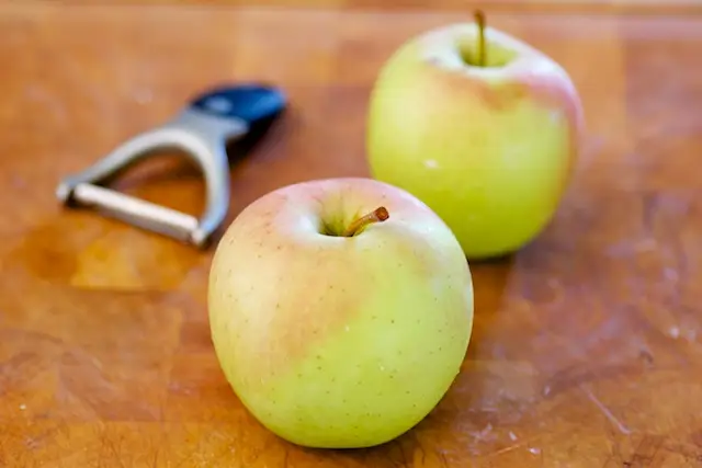 Now time to prepare the apples.