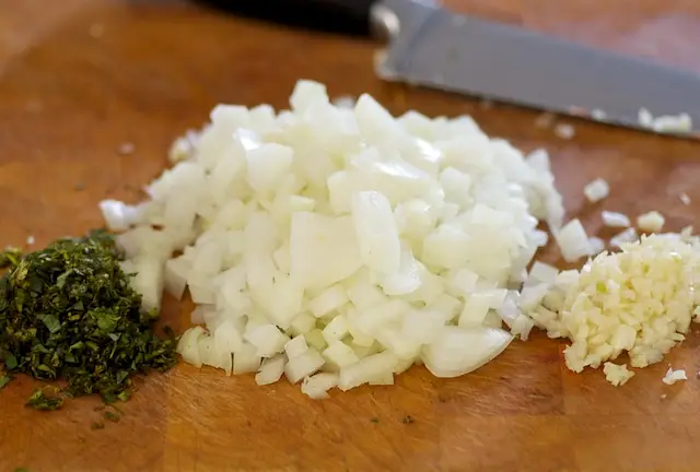 Chop the onions, mince the garlic and herbs.