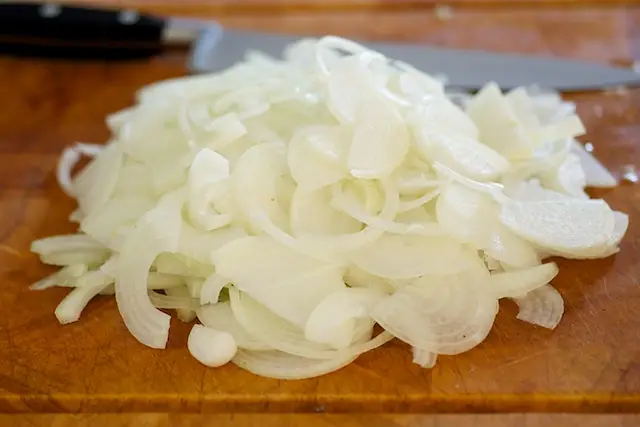 Thinly slice the onions.