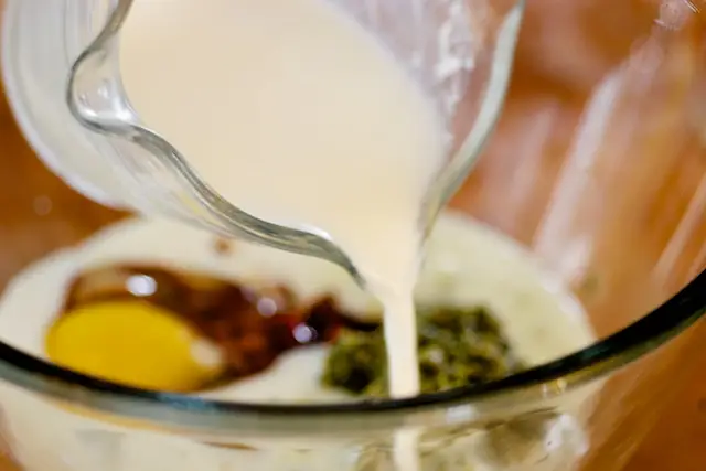 pour buttermilk,
