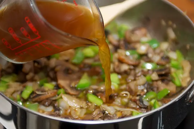 Pour the broth into the pan.