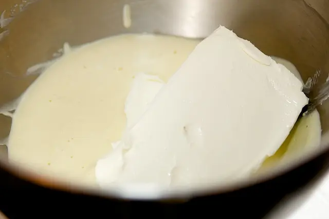 In a large <a href="/how-to/ballistic-about-bowls" title="Ballistic About Bowls">bowl</a> with an electric mixer, 