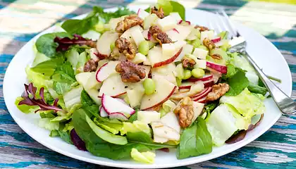 Mixed Green Salad with Apple and Smoked Cheddar