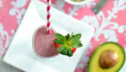Strawberry Avacado Smoothie with Dates and Hemp Seeds