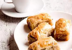 Rolled Baklava with Honey Syrup