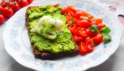 Healthy Avocado & Poached Egg Breakfast