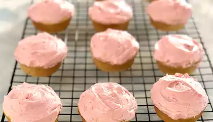 Easy Cupcakes with Buttercream Frosting 