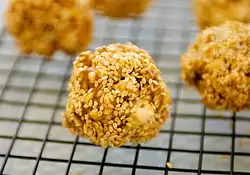 Double Peanuts and Honey Christmas Popcorn Balls with Sesame Coating